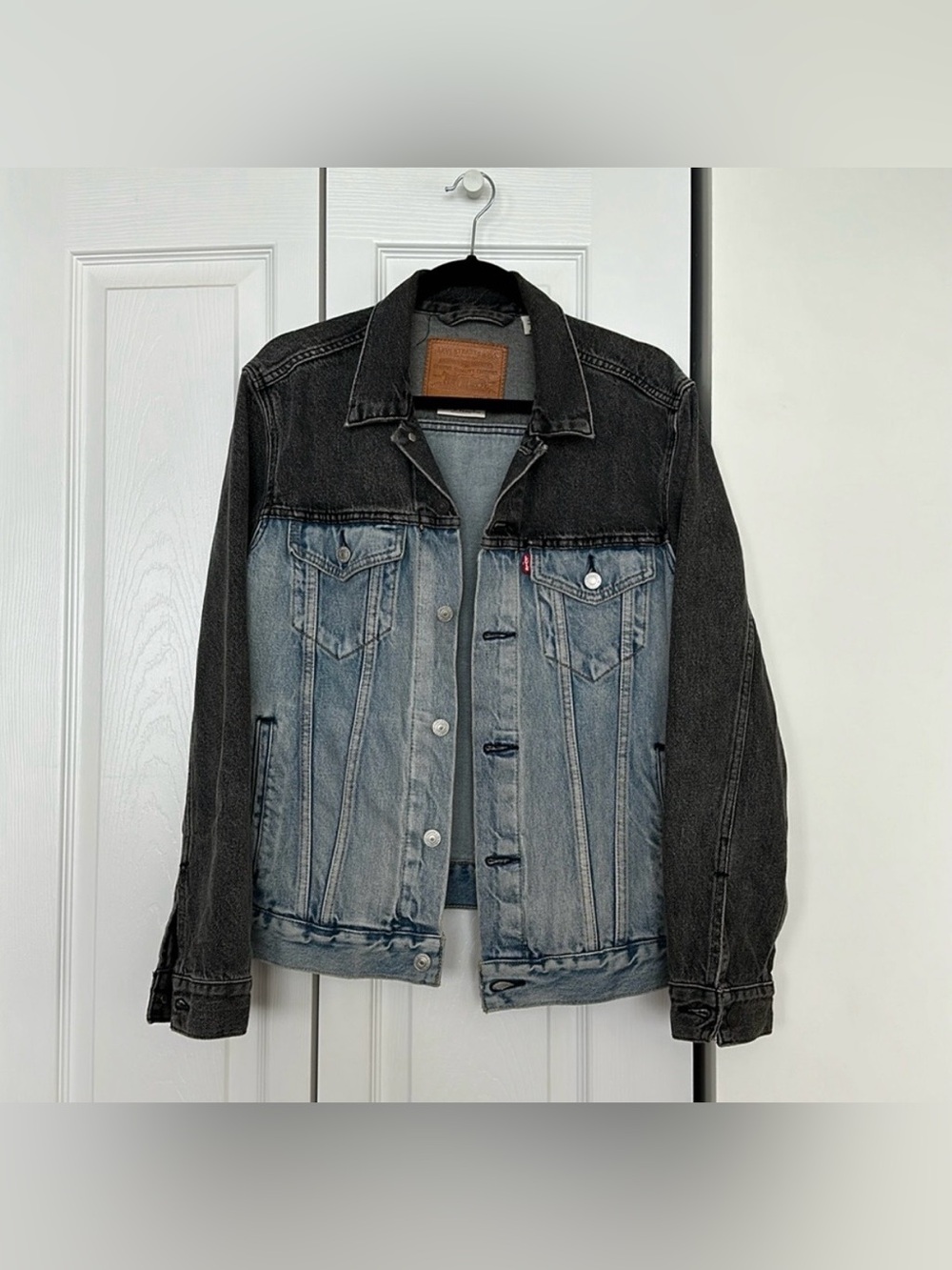 LEVIS STRAUSS & CO
PREMIUM TEO TONED
BLACK BLUE DENIM JACKET
SIZE MEDIUM